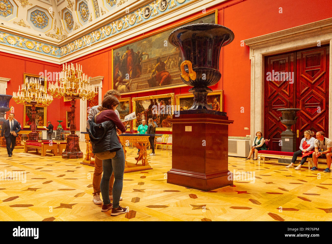 19 Settembre 2018: San Pietroburgo, Russia - Coppia giovane studiando un libro guida in piedi vicino a una grande urna nella Sala dei dipinti italiani, eremita Foto Stock