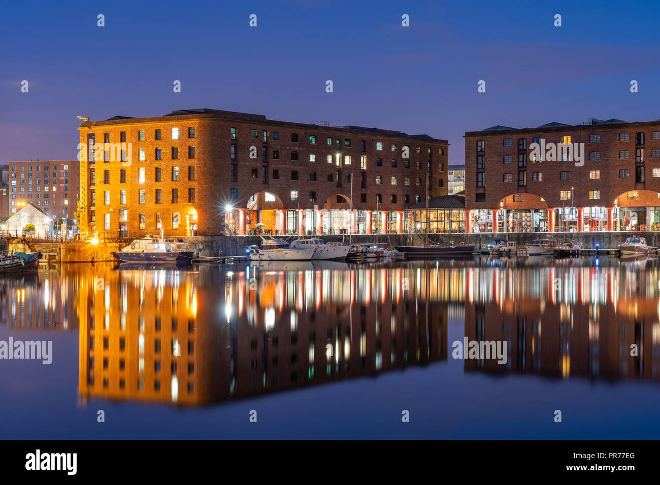 Tramonto Tramonto al sito patrimonio mondiale dell'UNESCO il Royal Albert Dock Liverpool al Pier Head in Liverpool England Regno Unito. Foto Stock