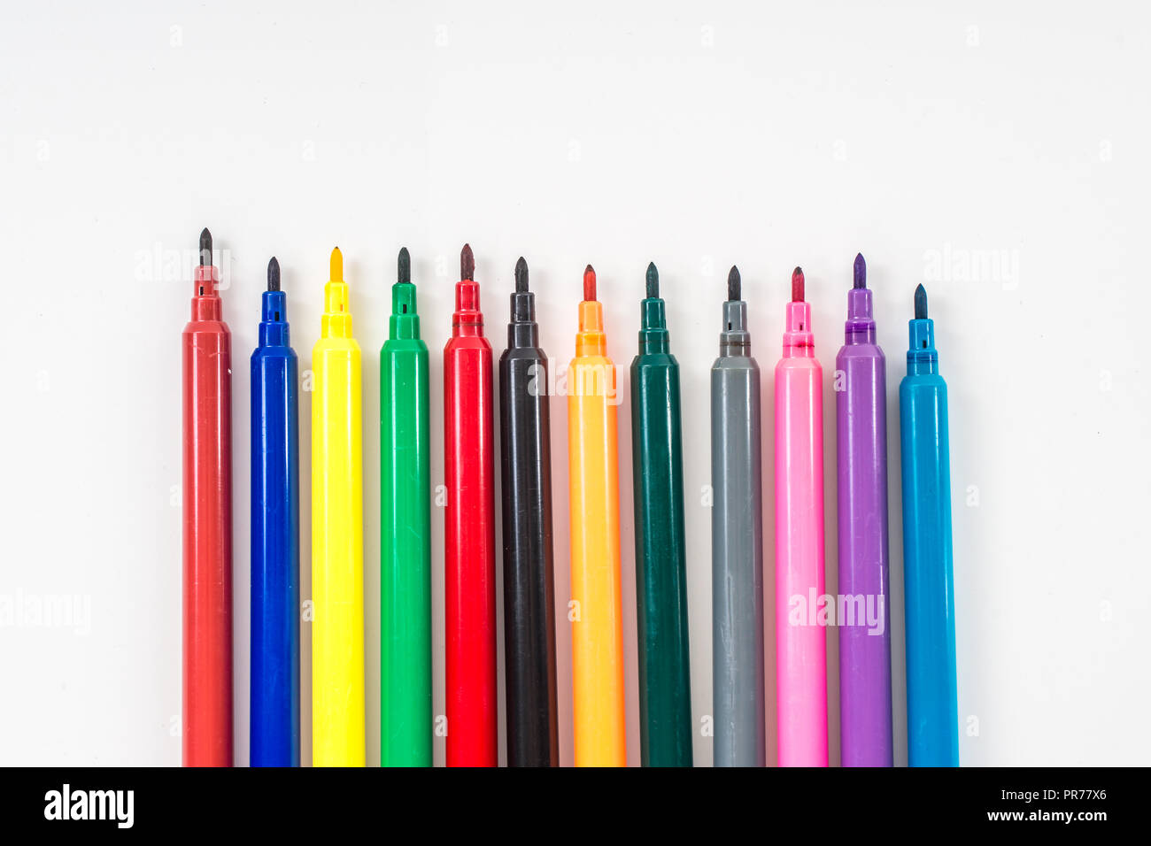 Marcatore colorato set di penne su sfondo isolato con percorso di clipping. Evidenziatore vivaci e uno spazio vuoto per il design o montage. Foto Stock