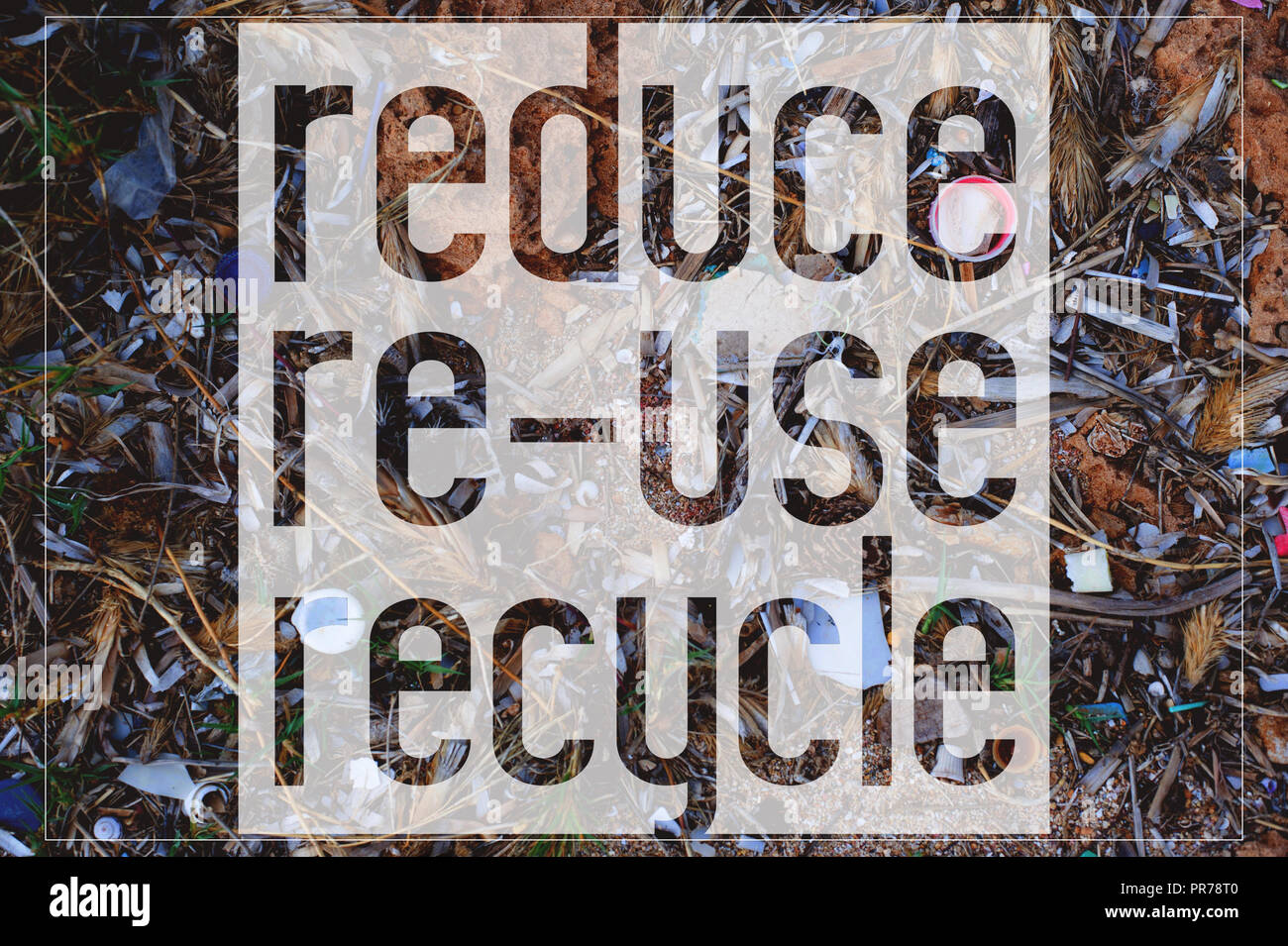 Testo ridurre, riutilizzare e riciclare. Come sfondo si trova la foto di rifiuti di plastica lavati fino sulla spiaggia. Scheda di motivazione. Foto Stock