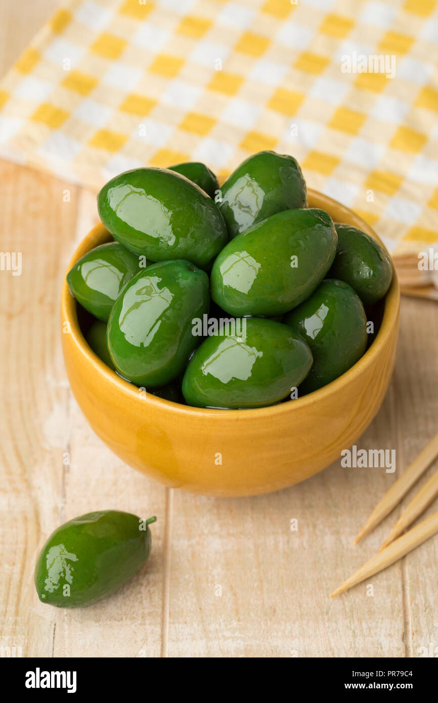 Ciotola con Italan verde Bella olive isolato su sfondo bianco Foto Stock