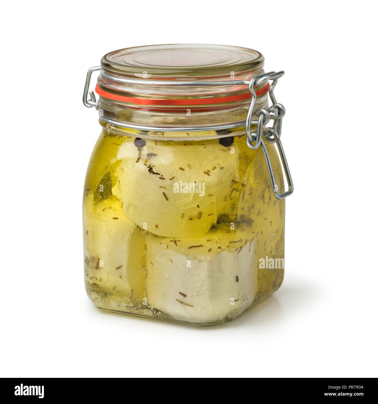 Il vasetto di vetro con conserva di organico bianco olandese di formaggio di capra ed erbe isolati su sfondo bianco Foto Stock