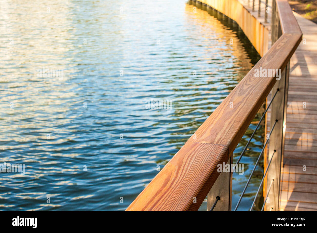 Un percorso con rotaie di legno vicino all'acqua Foto Stock