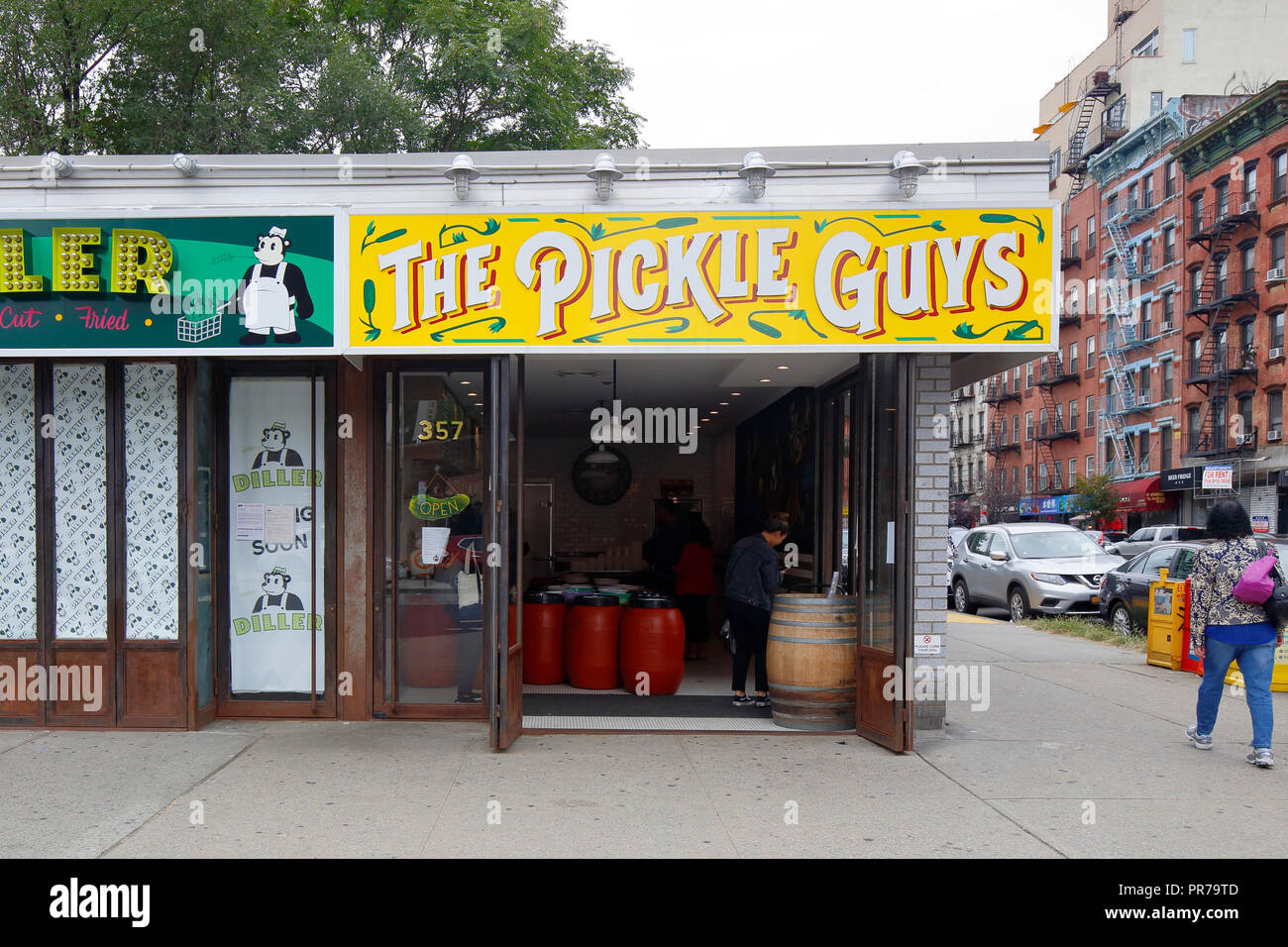 La salamoia Ragazzi, 357 Grand St, New York, NY. esterno di una salamoia negozio nel quartiere di Lower East Side di Manhattan. Foto Stock