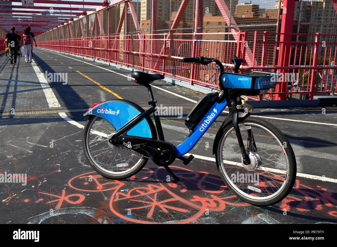 Una bicicletta elettrica sul ponte Williamsburg Foto Stock