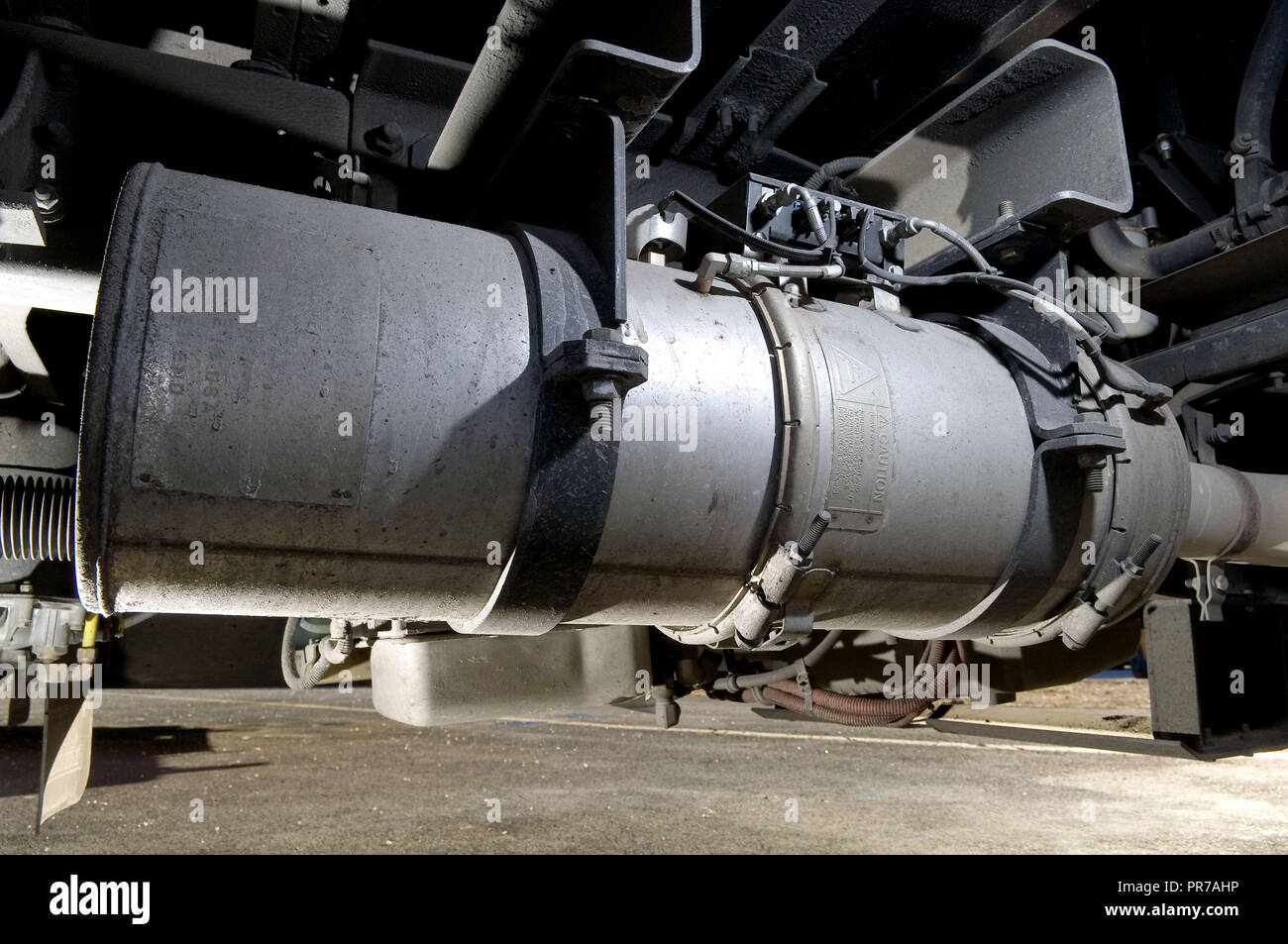 Un filtro per particolato diesel nella corrente di gas di scarico dei motori diesel bus di scuola. Foto Stock