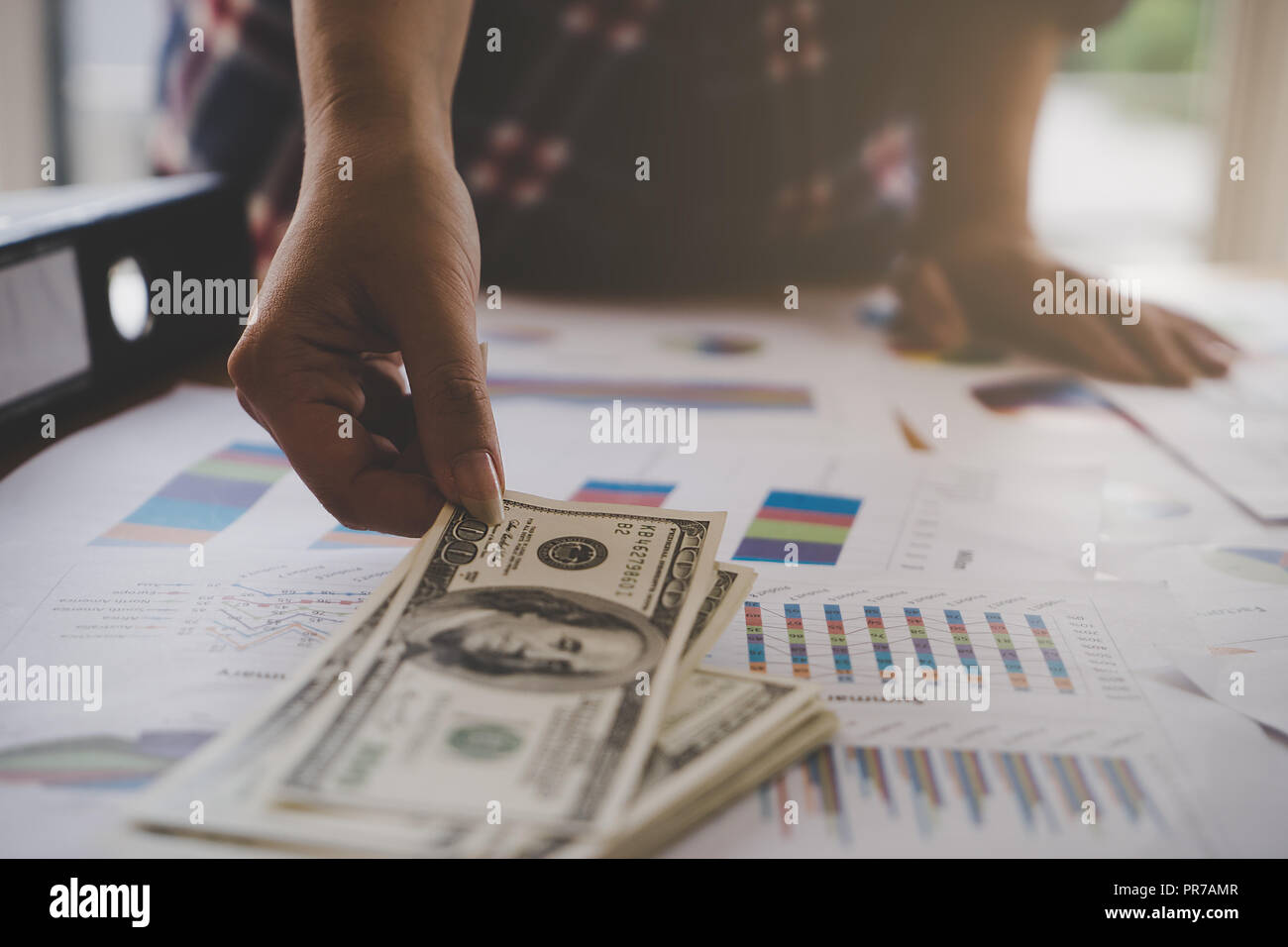 Uomo d'affari di prelevare denaro dal business letto finanziario Foto Stock