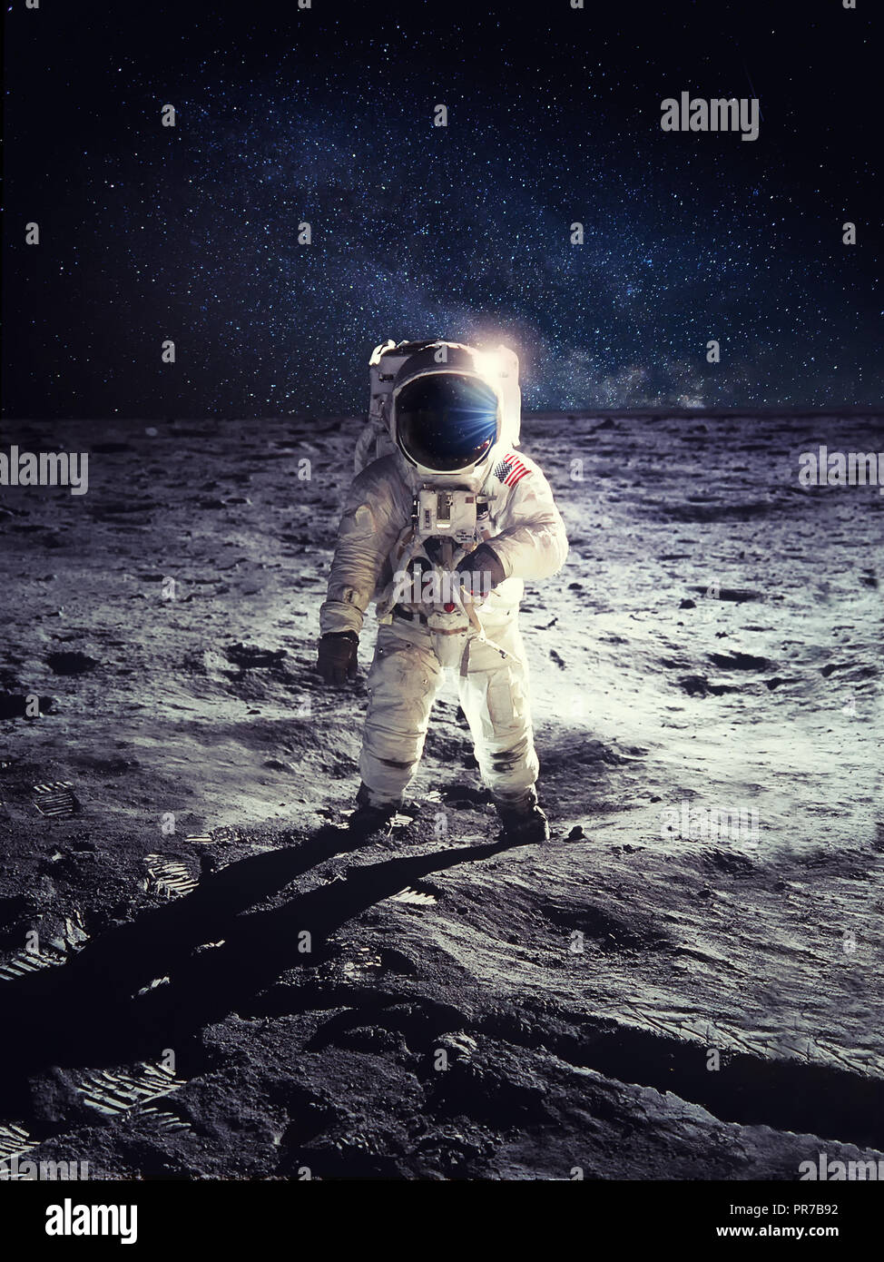 Astronauta o Spaceman permanente sulla superficie della luna. Gli elementi di questa immagine fornita dalla NASA Foto Stock