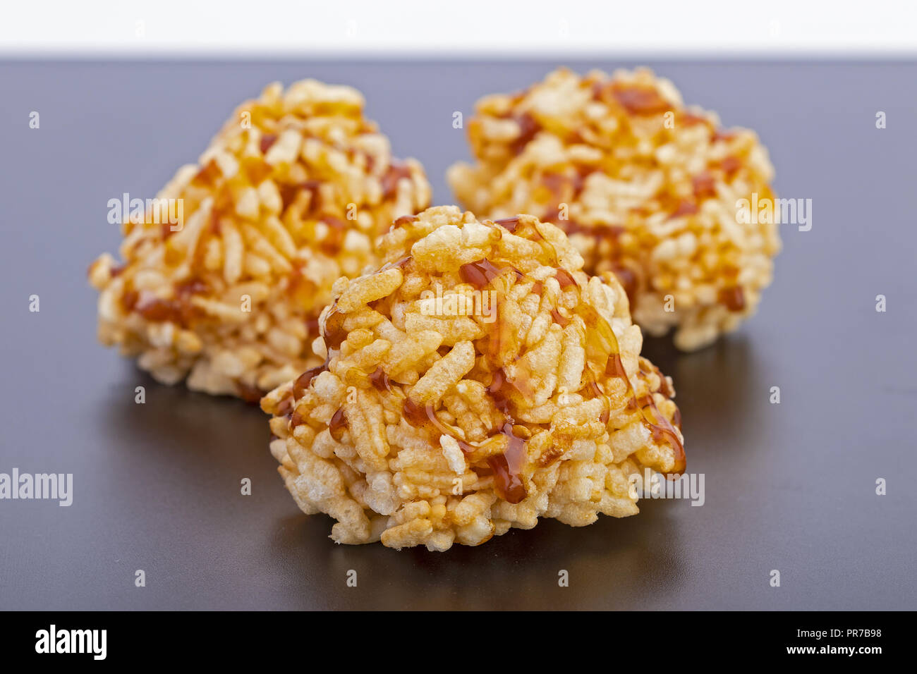Thai dessert - cracker di riso o riso biscotto di guarnire con zucchero di canna sulla piastra nera Foto Stock