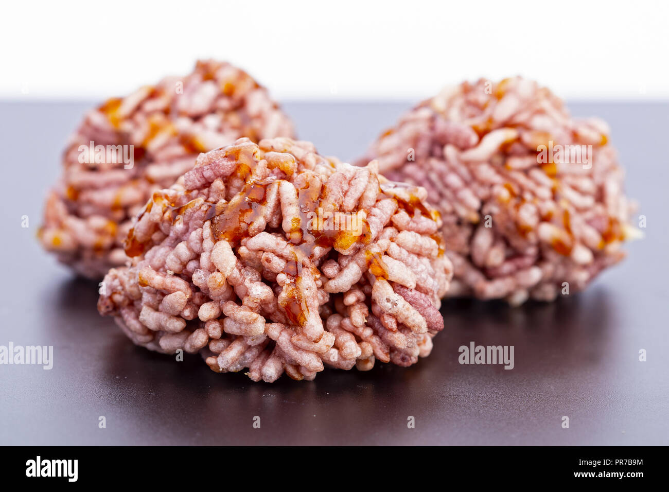 Thai dessert - riceberry cracker di riso o biscotto di guarnire con zucchero di canna sulla piastra nera Foto Stock
