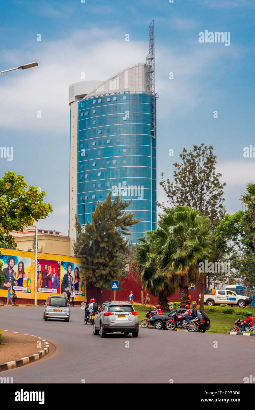 A Kigali, Ruanda - Settembre 20, 2018: una rotonda vicino al centro della città, con Kigali City Tower in background Foto Stock