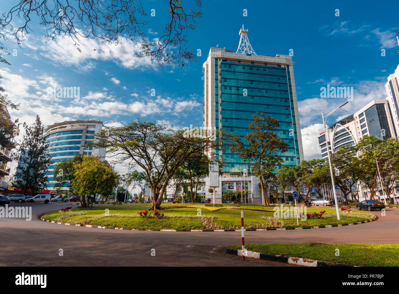 A Kigali, Ruanda - 21 Settembre 2018: Pensione Plaza e degli edifici circostanti al centro della città rotonda Foto Stock