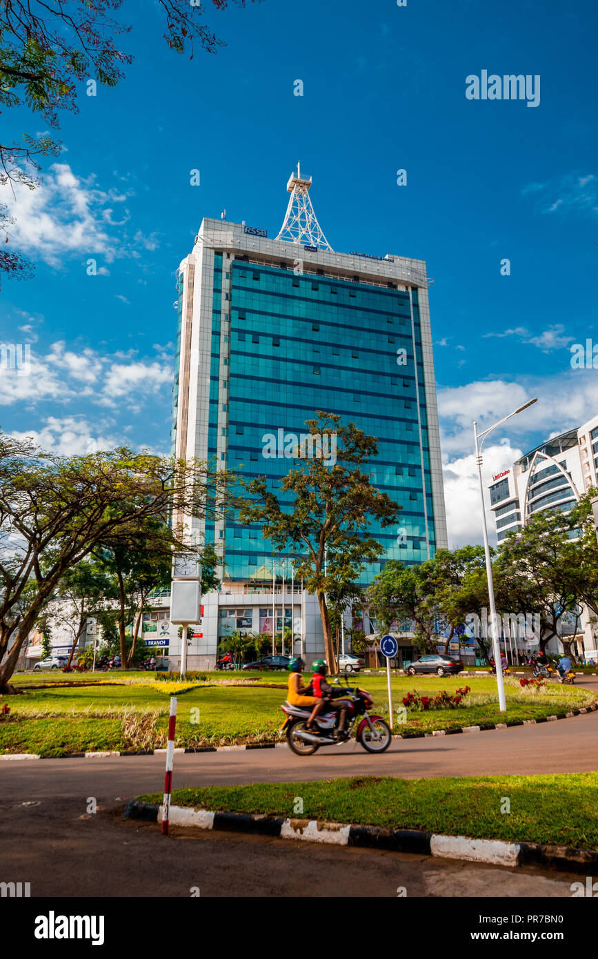 A Kigali, Ruanda - 21 Settembre 2018: Pensione Plaza e il centro della città rotonda con un 'moto" (moto) passante Foto Stock