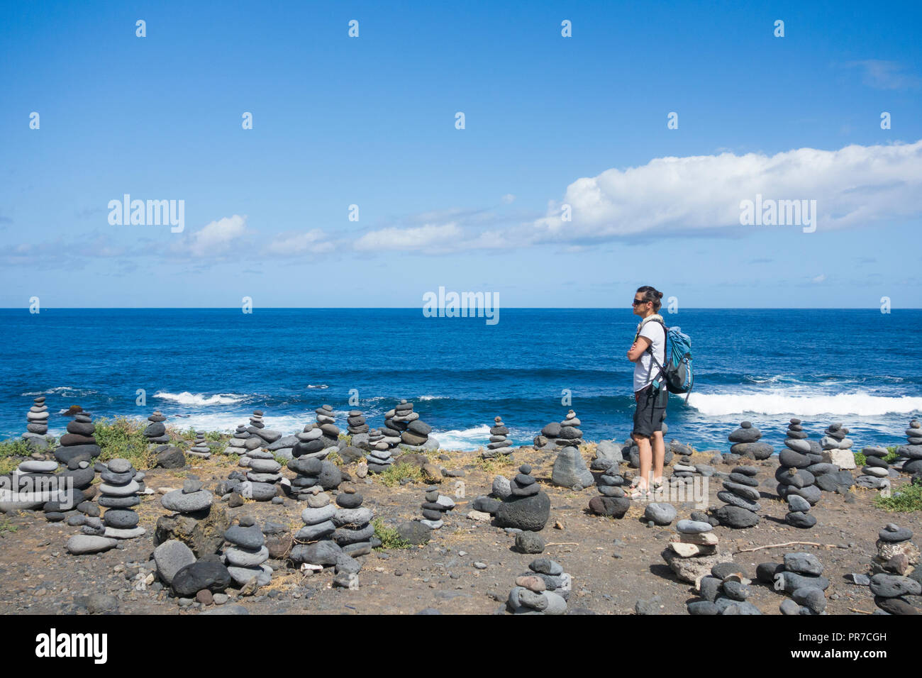 Pietre bilanciato/impilamento di pietra sulla spiaggia rocciosa. Foto Stock