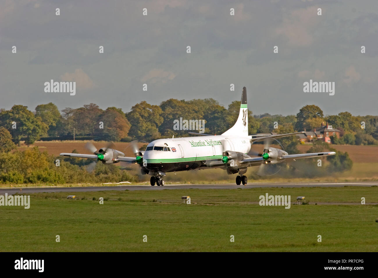 Atlantic Airlines Cargo Lockheed L-188C(F) Electra decollo dall'aeroporto London Luton. Foto Stock