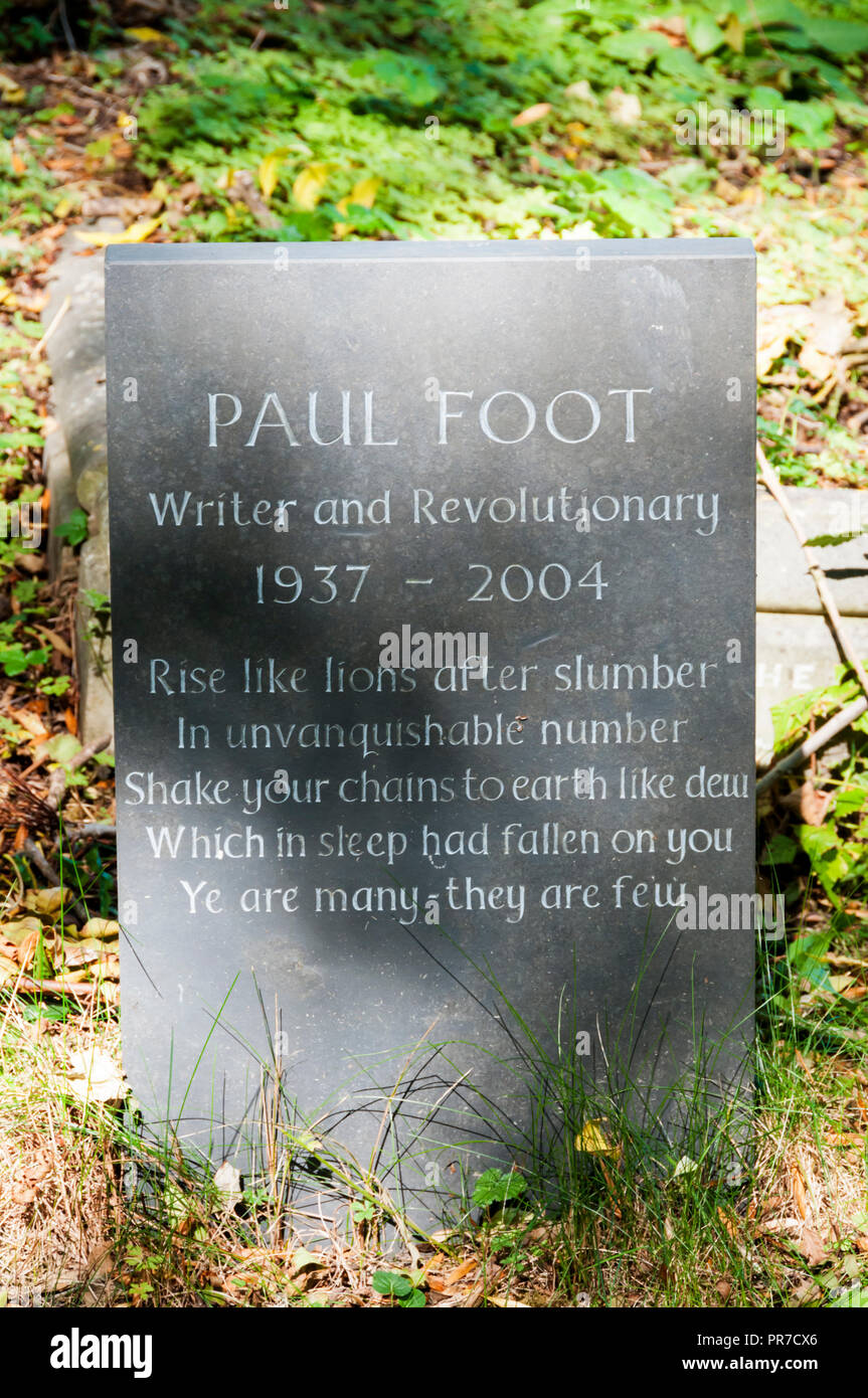 La tomba di Paolo piede nel cimitero di Highgate a Londra. Citazione è l ultima strofa del Masque di anarchia da Percy Bysshe Shelley. Foto Stock