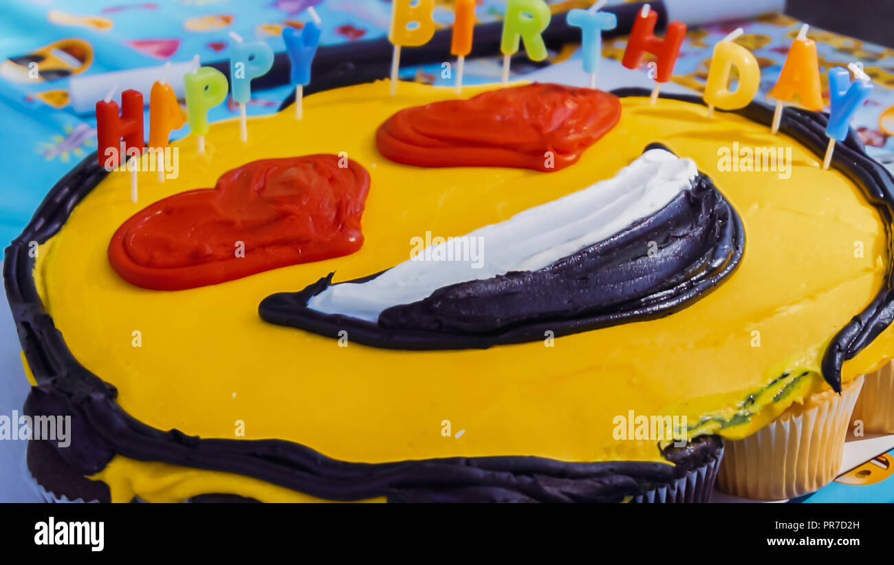 Gli Emoji Compleanno Cupcake Torta Al Ragazzino Compleanno Festa All Aperto Foto Stock Alamy