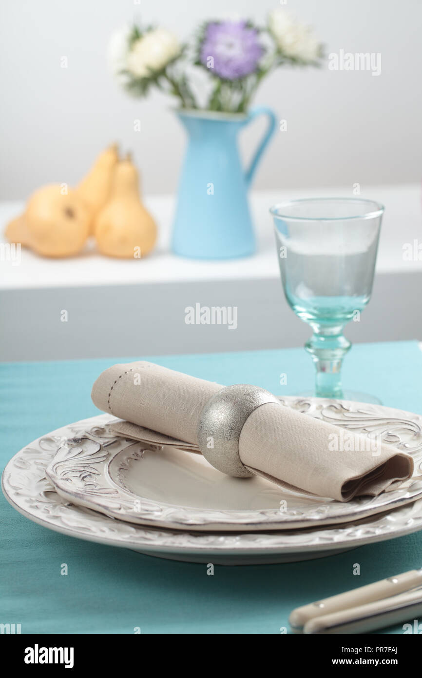 Tavolo rustico impostazione con beige igienico Foto Stock