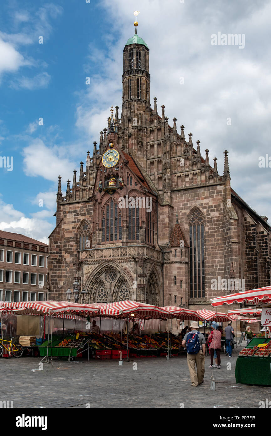 Mercato di Norimberga (Wochenmarkt) nella zona della piazza del mercato della città vecchia con la Frauenkirche di background, Norimberga, Germania Foto Stock