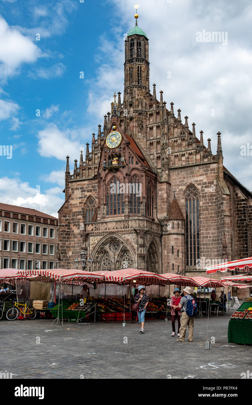 Mercato di Norimberga (Wochenmarkt) nella zona della piazza del mercato della città vecchia con la Frauenkirche di background, Norimberga, Germania Foto Stock