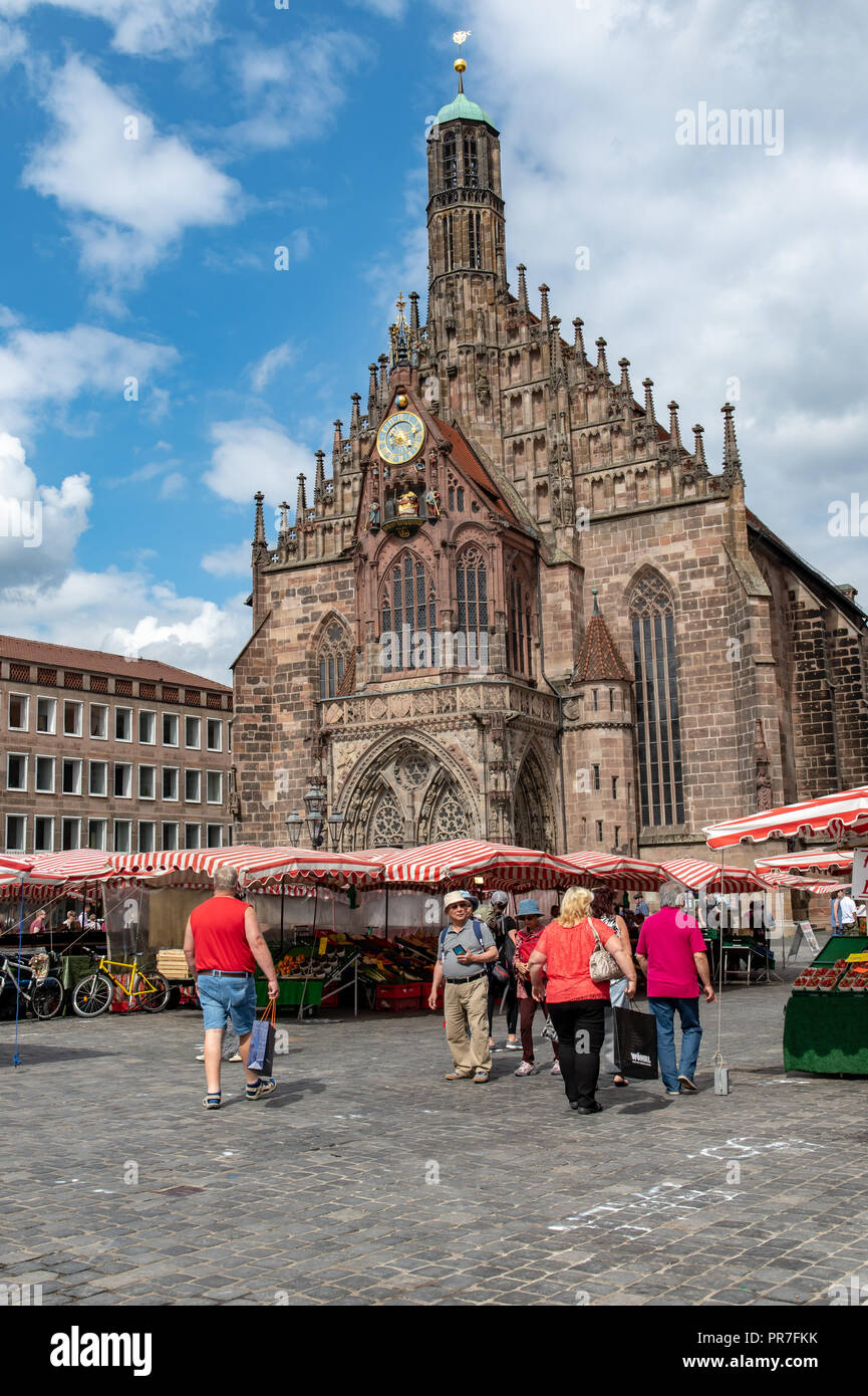 Mercato di Norimberga (Wochenmarkt) nella zona della piazza del mercato della città vecchia con la Frauenkirche di background, Norimberga, Germania Foto Stock