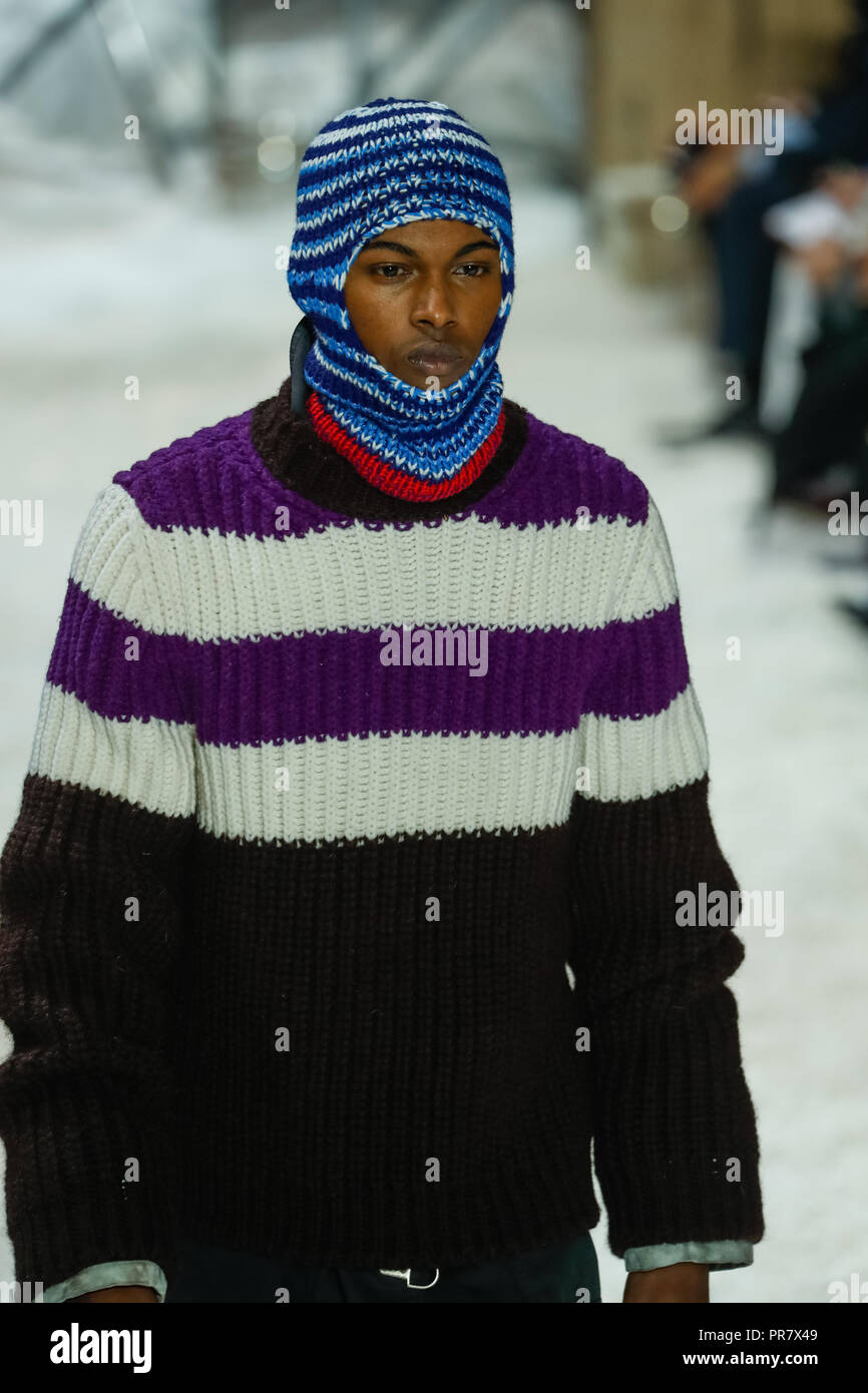 NEW YORK, NY - 13 febbraio: un modello passeggiate sulla pista di Calvin Klein Collezione durante la settimana della moda di New York il 13 febbraio 2018 nella città di New York. Foto Stock