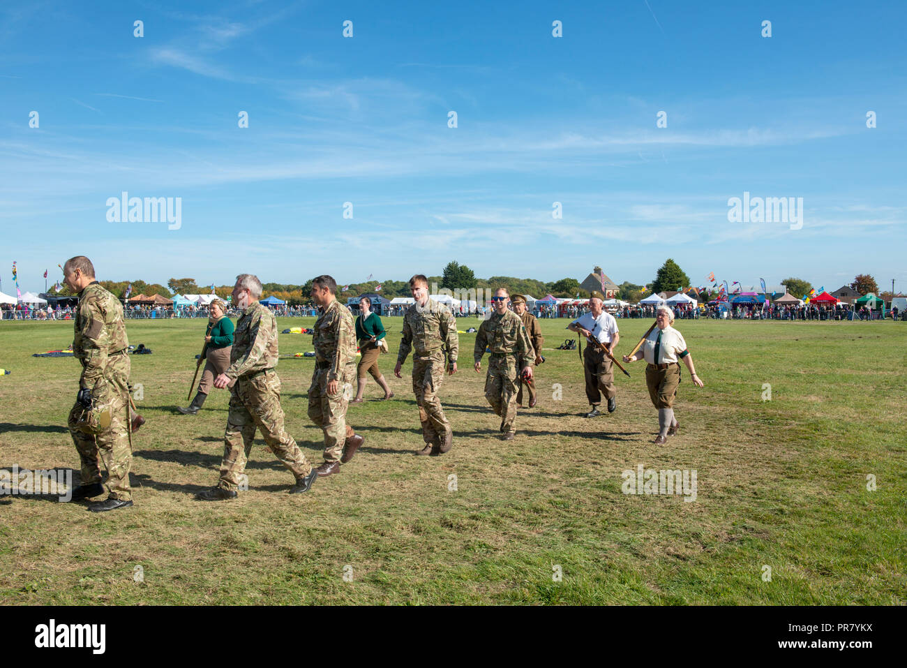 Clive migliori del quarto Btn Somerset Light Infantry e nell esercito Reenactors dopo la cattura di soldati tedeschi che si presentano come paracadutisti. Credito: Heather Edwards/Alamy Live News Foto Stock