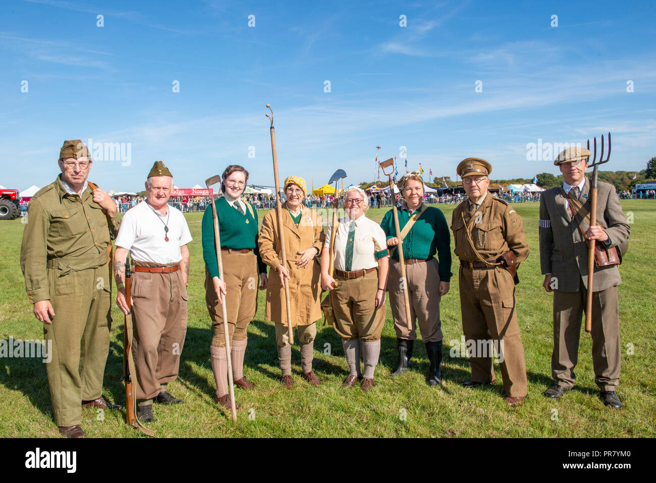 Clive migliori del quarto Btn Somerset Light Infantry (secondo da sinistra) con la II Guerra Mondiale reenactors. Credito: Heather Edwards/Alamy Live News Foto Stock