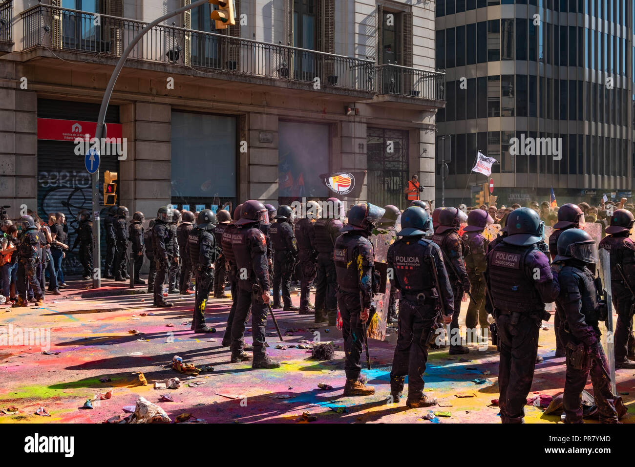 Barcellona, in Catalogna, Spagna. 29Sep, 2018. I membri della polizia catalana sono visti schizzato con macchie di vernice dopo l'atto del Santo Festival durante la protesta.Migliaia di catalano simpatizzanti indipendenti protesta durante la celebrazione di una manifestazione della polizia nazionale spagnola unione di decorare i poliziotti che hanno preso parte al 1 ottobre la repressione. Credito: Paco Freire SOPA/images/ZUMA filo/Alamy Live News Foto Stock