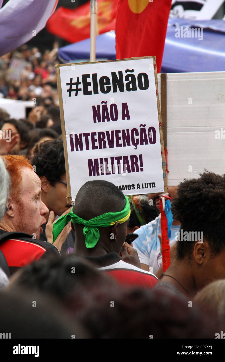 Rio De Janeiro, Brasile. 29Sep, 2018. Contro il candidato PSL Jair Bolsonaro nella Cinelândia, centro di Rio de Janeiro. Nella foto, poster contro l'intervento militare. Credito: Eldio Suzano/FotoArena/Alamy Live News Foto Stock