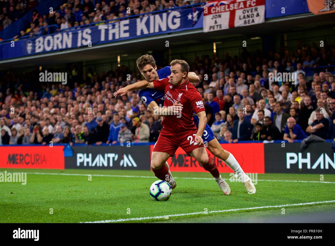 Liverpool. Il 30 settembre, 2018. Chelsea's Marcos Alonso (L) vies con Liverpool's Xherdan Shaqiri durante la Premier League inglese match tra Chelsea e Liverpool a Stamford Bridge a Londra, in Gran Bretagna il 7 settembre 29, 2018. La partita si è conclusa 1-1. Credito: Xinhua/Alamy Live News Foto Stock