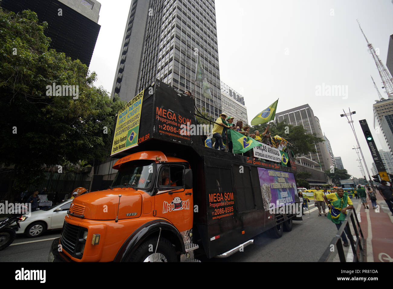 Sao Paulo, Brasile. 29 settembre 2018. I dimostranti protestano sulla Avenida Paulista in SÃ£o Paulo tardi sabato, chiamando per un intervento militare. Credito: Cris Faga/ZUMA filo/Alamy Live News Foto Stock