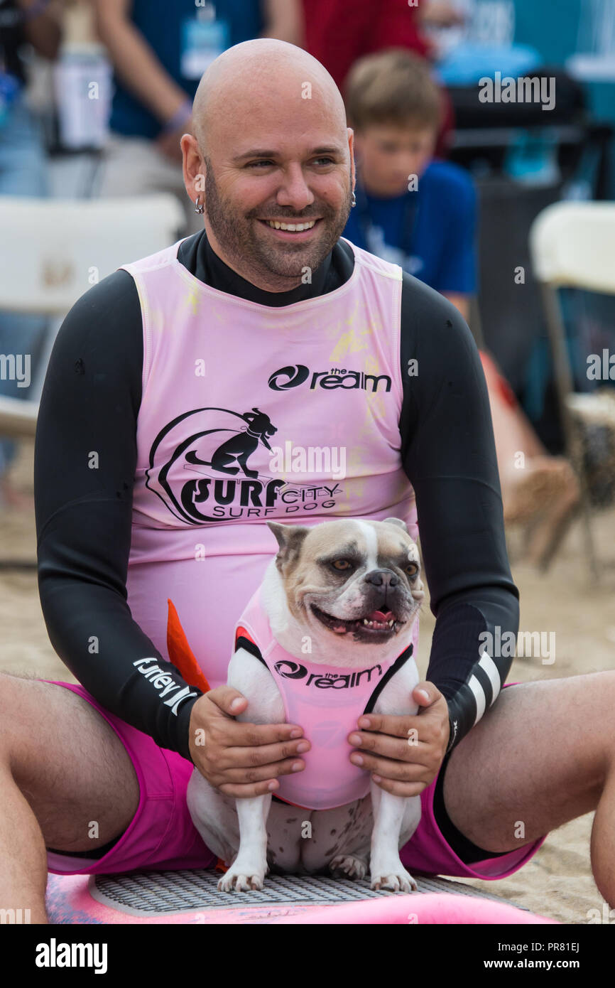 Huntington Beach, CA ,USA.Il 29 settembre 2018 dog beach è stata la posizione per la McKenna Subaru Surf City Surf Dog® caso in cui migliori posti del mondo per il surf cani hanno gareggiato per abbaiare diritti, trofei e premi in decimo annuale Città Surf Surf Dog® la concorrenza. Cherie un bulldog francese e il suo proprietario attendere per il suo credito di calore: Duncan Selby/Alamy Live News Foto Stock