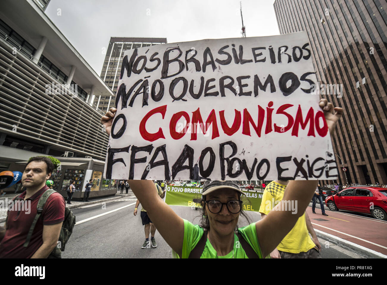 Sao Paulo, Brasile. 29 settembre 2018. I dimostranti protestano sulla Avenida Paulista in SÃ£o Paulo tardi sabato, chiamando per un intervento militare. Credito: Cris Faga/ZUMA filo/Alamy Live News Foto Stock