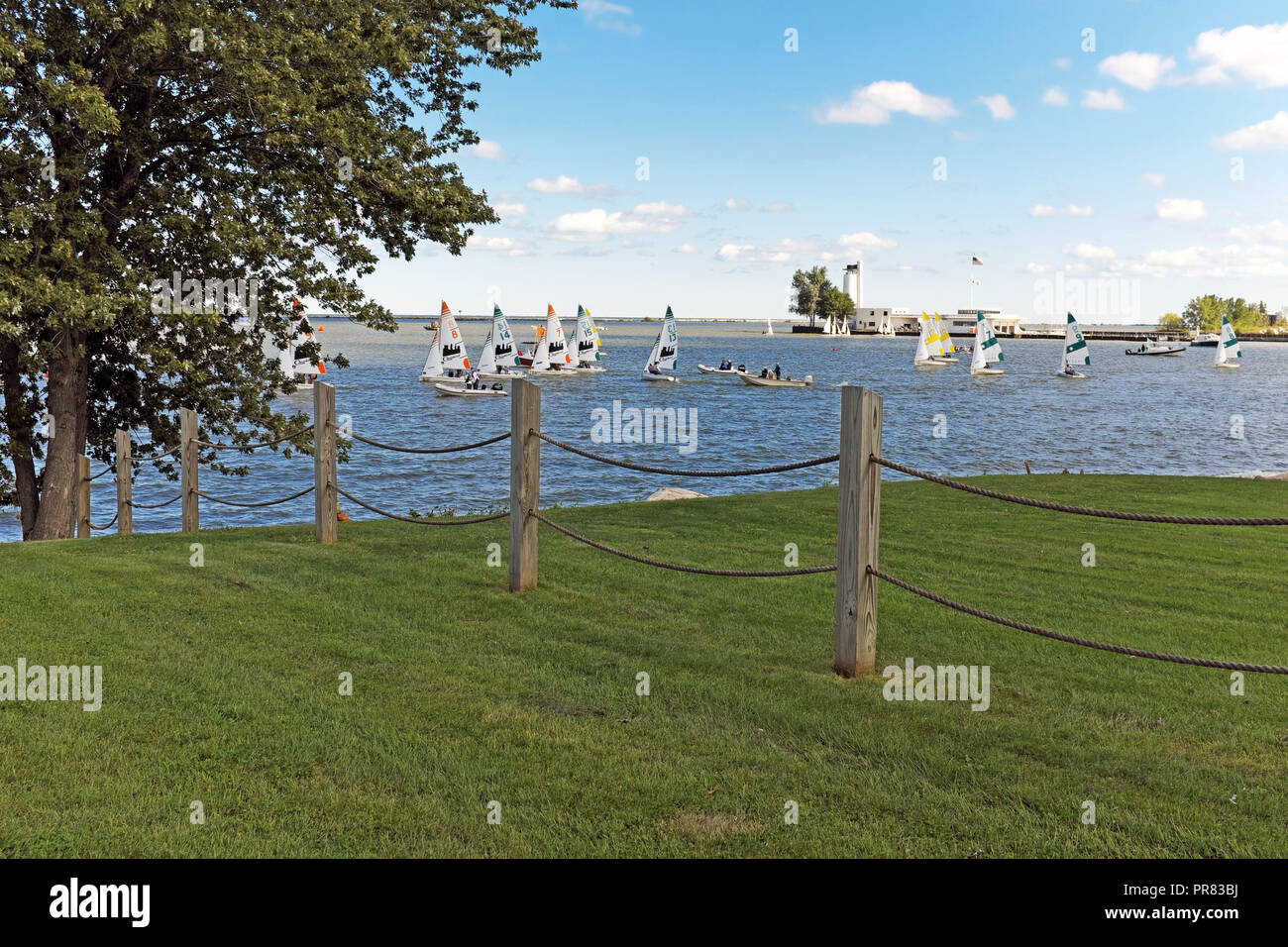 Cleveland, Ohio, USA. 29 Settembre, 2018. Barche a vela velo nelle acque del lago Erie in Cleveland Ohio durante il 2018 U.S. Sailing Team Racing Championship. Uno degli otto Stati Uniti vela campionati adulti negli Stati Uniti e in uno dei più prestigiosi, l'evento ha portato i team concorrenti includono active college marinai, gli allenatori e gli alunni dai principali programmi compresi Old Dominion, College of Charleston, Stanford, Roger Williams, Yale, marrone, Virginia, Dartmouth, Hobart e William Smith e altri. Credito: Mark Kanning/Alamy Live News Foto Stock