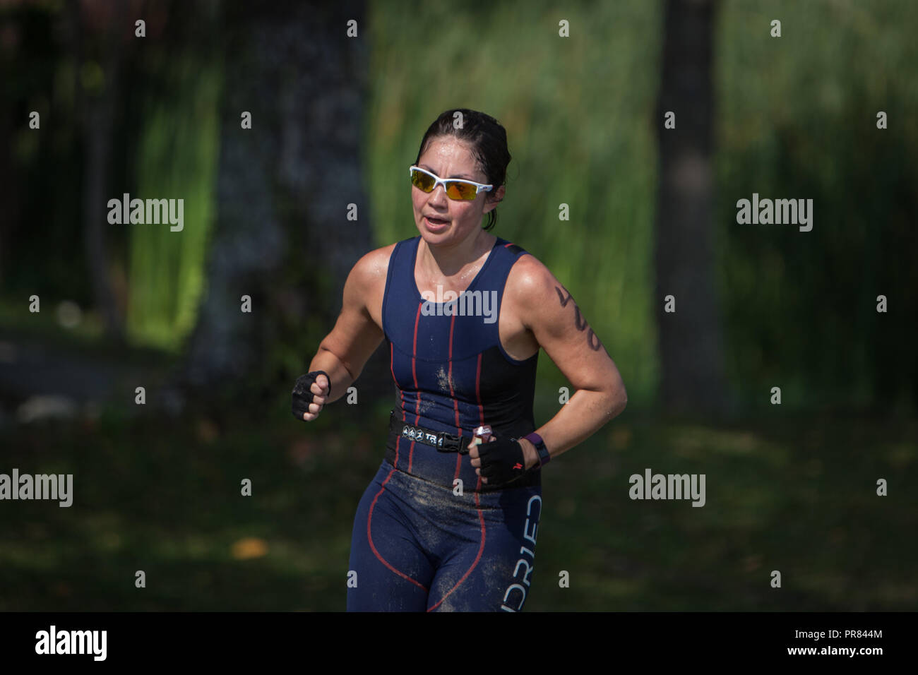 Tanjung Lesung, Banten, Indonesia. Il 30 settembre, 2018. Il Triathlon gli atleti durante il 2018 Rhino Cross Triathlon al Tanjung Lesung, Banten, Indonesia il 30 settembre 2018. Rhino Cross Triathlon è la seconda edizione della prima traversa di triathlon in Indonesia che compete 100 triatleti da 7 paesi tra i quali Stati Uniti, Giappone, Paesi Bassi, Nuova Zealands e Francia. Credito: Afriadi Hikmal/ZUMA filo/Alamy Live News Foto Stock