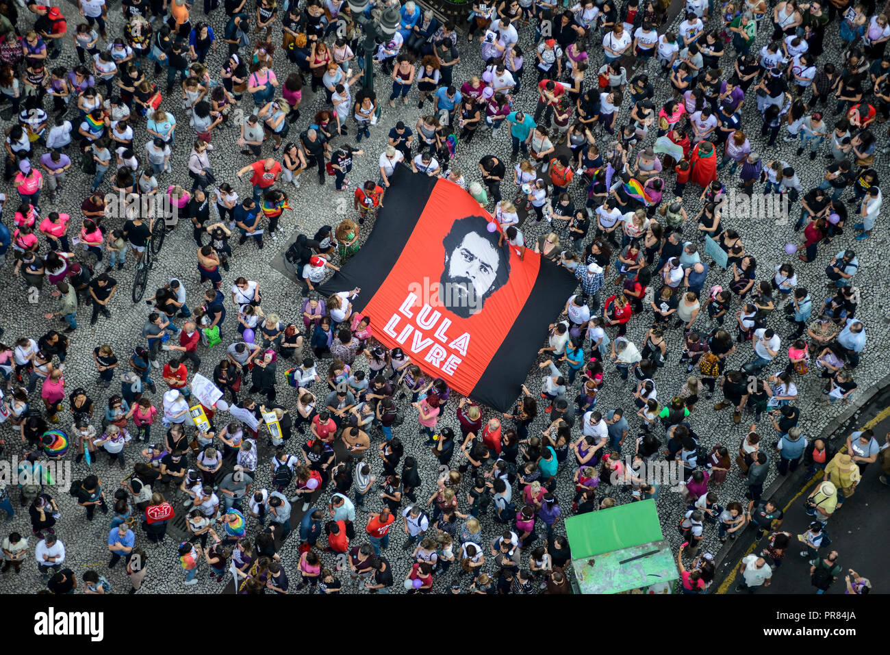 Curitiba, Brasile. 29Sep, 2018. "Lula Livre' ("Libertà di Lula"), viene scritto su un cartellone durante una dimostrazione contro l' estrema destra Bolsonaro candidato. L'ex-militari è il favorito nelle elezioni presidenziali del 7 ottobre, dal momento che un giudice vietato la candidatura di detenuti di sinistra e ex-Presidente Lula da Silva. Credito: Henry Milleo/dpa/Alamy Live News Foto Stock