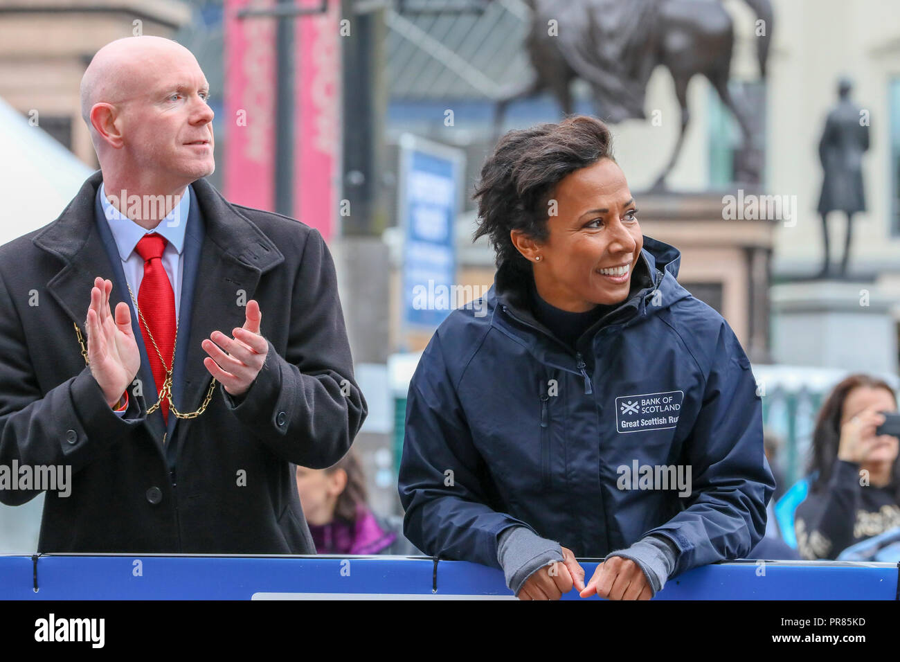 Glasgow, Regno Unito. Il 30 settembre 2018. Migliaia di corridori si è rivelata per partecipare all'annuale grande scozzese eseguire, eseguendo o 10k o mezza maratona, attraverso il centro della città di Glasgow, attraverso il Kingston Bridge sul fiume Clyde e la finitura a Glasgow Green. Le guide di scorrimento sono state allietate dal colonnello Dame Kelly HOLMES Chi era questo anni ambasciatore per la corsa di credito: Findlay/Alamy Live News Foto Stock