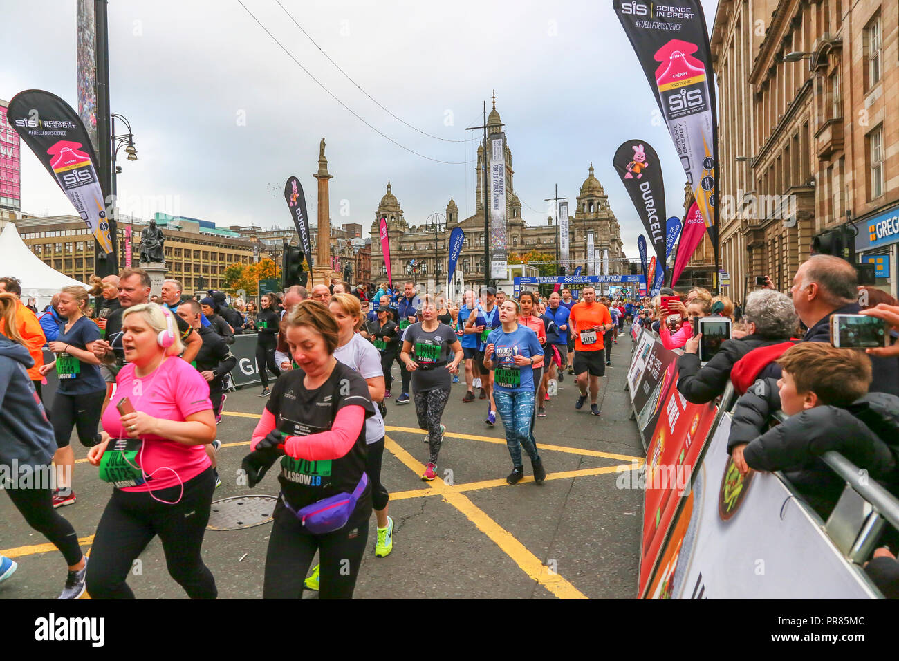 Glasgow, Regno Unito. Il 30 settembre 2018. Migliaia di corridori si è rivelata per partecipare all'annuale grande scozzese eseguire, eseguendo o 10k o mezza maratona, attraverso il centro della città di Glasgow, attraverso il Kingston Bridge sul fiume Clyde e la finitura a Glasgow Green. Le guide di scorrimento sono state allietate dal colonnello Dame Kelly HOLMES Chi era questo anni ambasciatore per la corsa di credito: Findlay/Alamy Live News Foto Stock