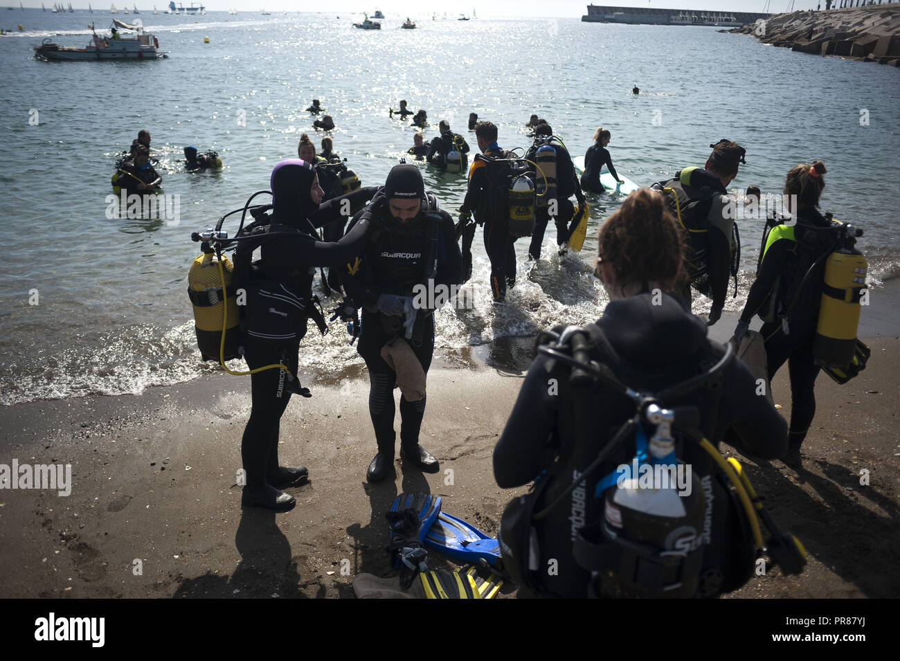 Malaga, Spagna. Il 30 settembre, 2018. Un gruppo di subacquei preparare per pulire la spiaggia come parte di una iniziativa europea per proteggere il mare. "Voce per gli oceani. Il tour europeo " è una campagna finanziata dal programma europeo LIFE, Surfrider Foundation Europe' con lo scopo di presentare una relazione circa la difficoltà di proteggere gli oceani e di effettuare una indagine per citizenside per le loro proposte che il pass per il Parlamento europeo. Credito: Gesù Merida/SOPA Immagini/ZUMA filo/Alamy Live News Foto Stock