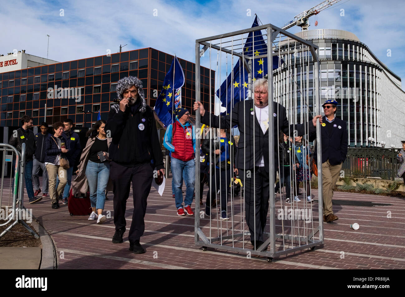 Birmingham, Regno Unito 30 Settembre 2018. Un carcere "Boris Johnson' viene portata in processione attraverso le strade di Birmingham durante un anti Brexit protesta, bloccato per crimini contro la decenza umana (C) Paolo Swinney/Alamy Live News Foto Stock