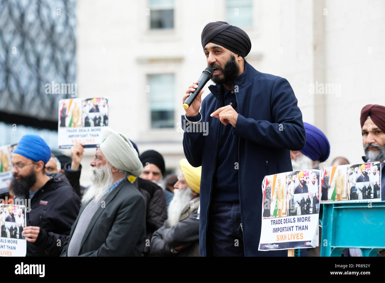 Birmingham, Regno Unito - 30 settembre 2018. Altoparlante a una manifestazione di protesta per chiedere il rilascio di Jagtar Singh Johal, 31 anni Sikh inglesi dalla Scozia detenuti in India per quasi un anno - la protesta è stata organizzata dalla Libera Jaggi ora gruppo. Foto Steven Maggio / Alamy Live News Foto Stock