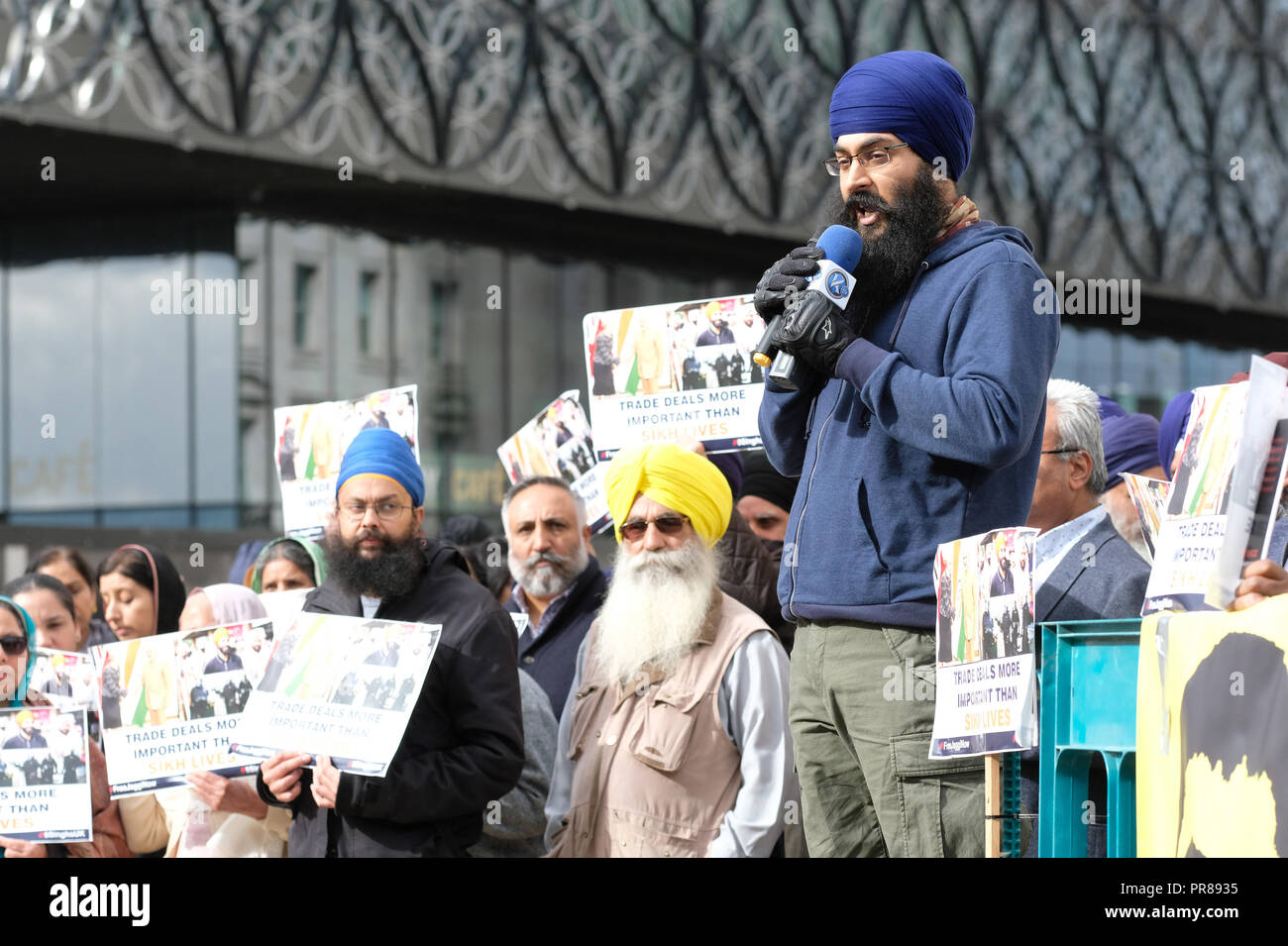 Birmingham, Regno Unito - 30 settembre 2018. Altoparlante a una manifestazione di protesta per chiedere il rilascio di Jagtar Singh Johal, 31 anni Sikh inglesi dalla Scozia detenuti in India per quasi un anno - la protesta è stata organizzata dalla Libera Jaggi ora gruppo. Foto Steven Maggio / Alamy Live News Foto Stock