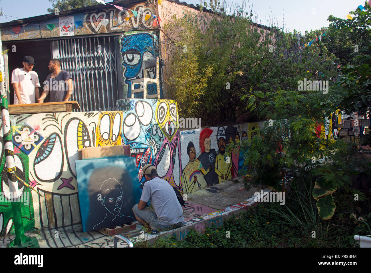 Arte di strada in un vicolo a Beco do Batman, famoso Vila Madalena artistico quartiere, Sao Paulo, Brasile Foto Stock