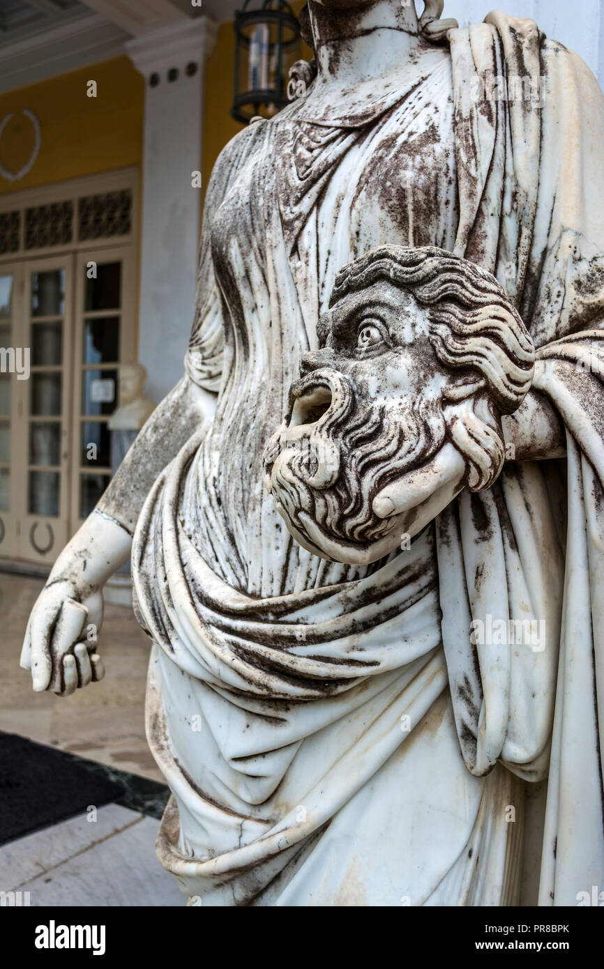 Palazzo Achilleion, Corfù, Grecia - Agosto 24, 2018: una maschera tragica nella mano della statua di Melpomene : la musa della tragedia, sul balcone di Achillion Foto Stock