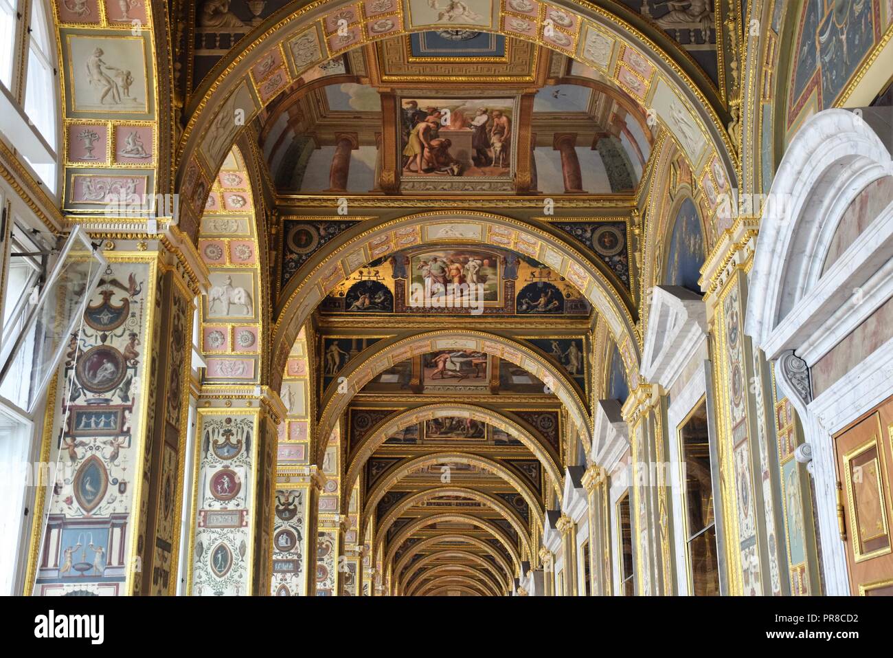 Archi interni Museo Hermitage, il secondo più grande museo del mondo a San Pietroburgo, Russia Foto Stock