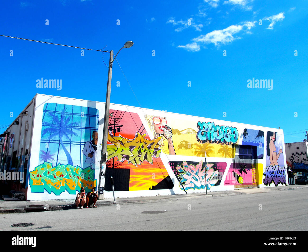 Le ragazze di ghiaccioli & seduti sulle strade di Wynwood, Miami. Foto Stock