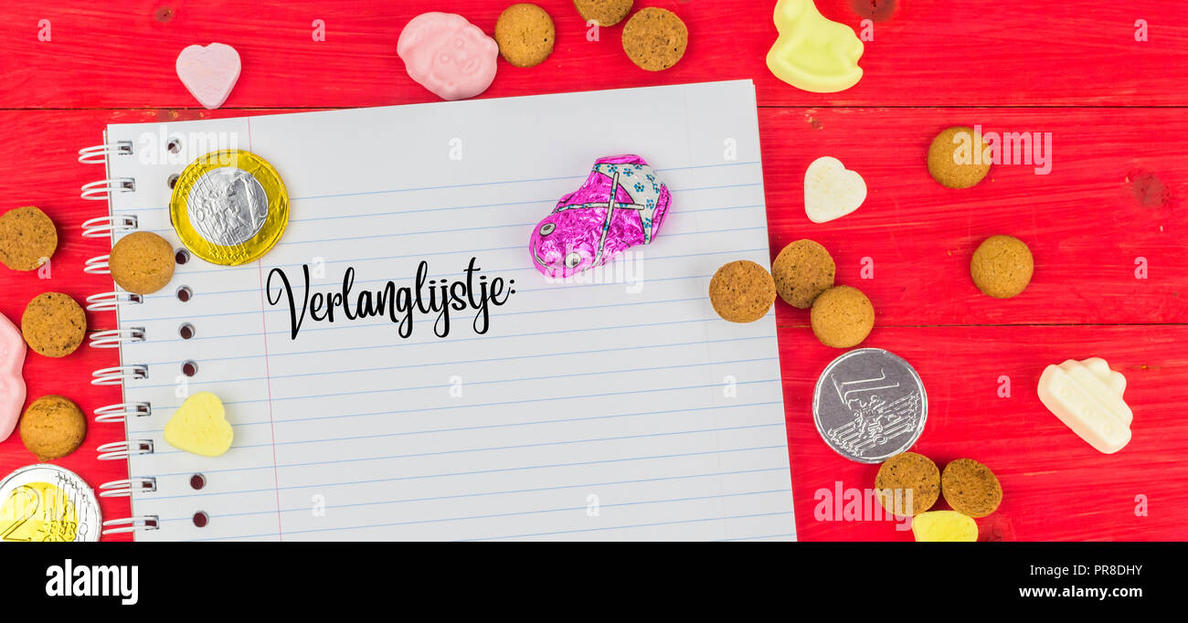 Caramelle e blocco note con il termine olandese per la lista dei desideri per olandese tradizionale celebrazione Sinterklaas Foto Stock
