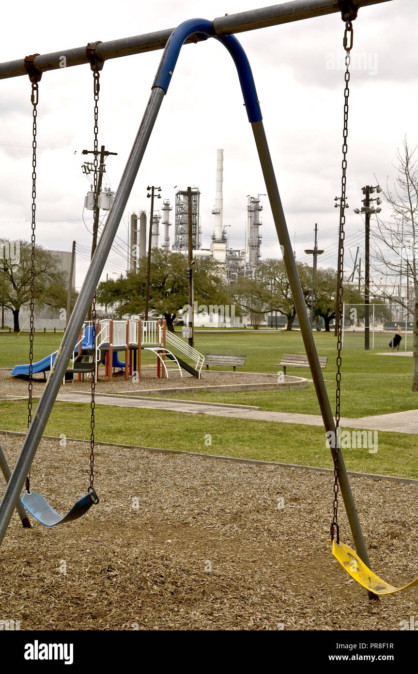 Factory schizzando inquinamento dell' aria nelle piccole e medie città Foto Stock