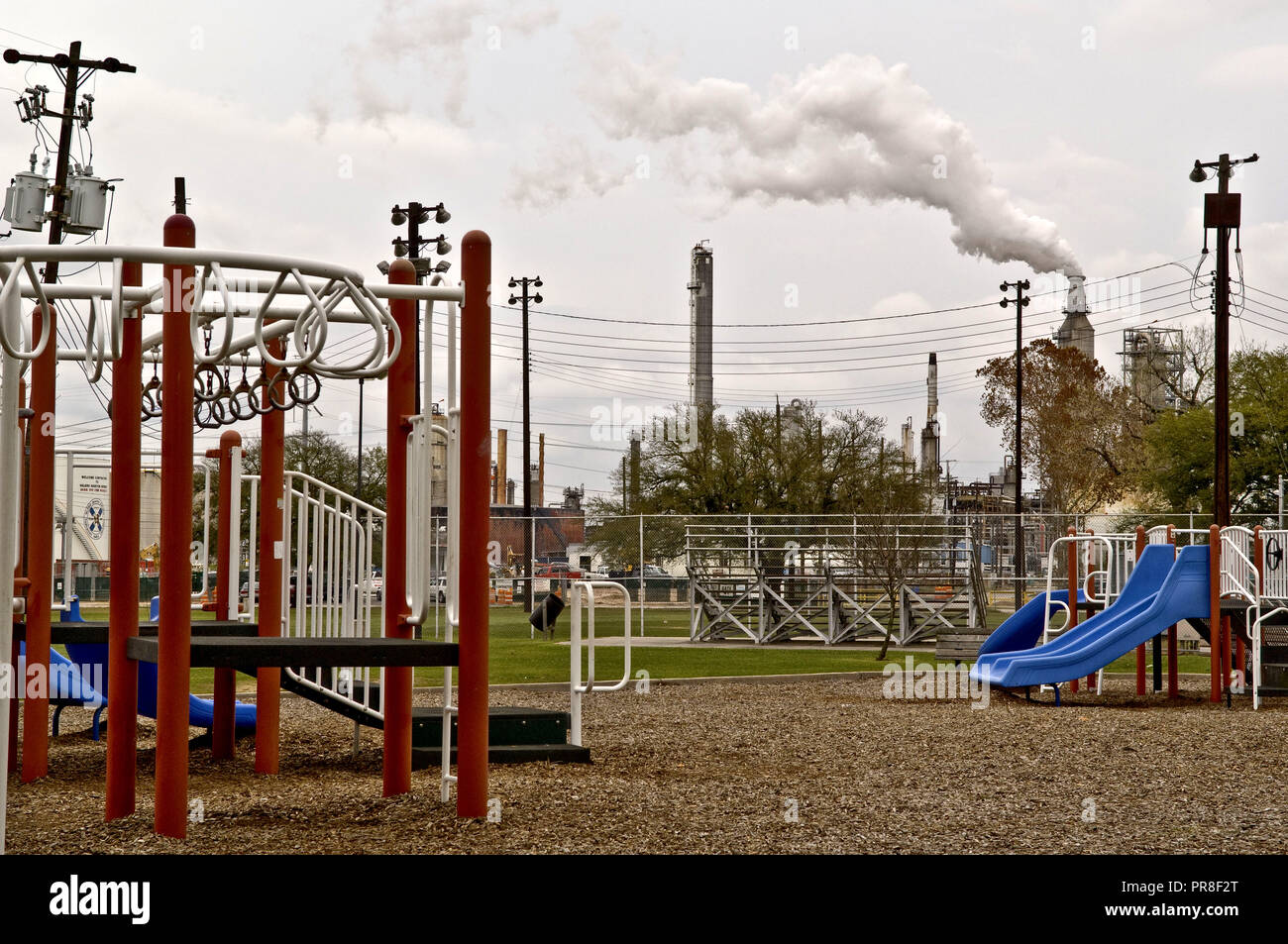 Factory schizzando inquinamento dell' aria nelle piccole e medie città Foto Stock